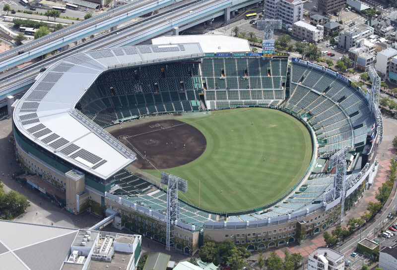 阪神甲子園球場＝兵庫県西宮市で、本社ヘリから