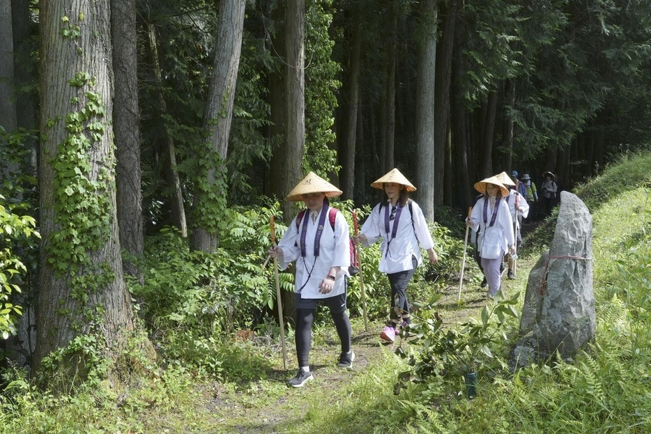 四国遍路に参加する巡礼者＝2024年5月、香川県さぬき市（NPO法人遍路とおもてなしのネットワーク提供）