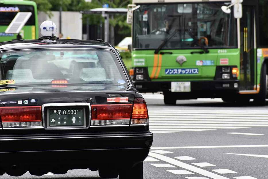 最近はタクシーやバスなど、二種免許をもつプロドライバーに運転の荒い人が増えたような印象がある。