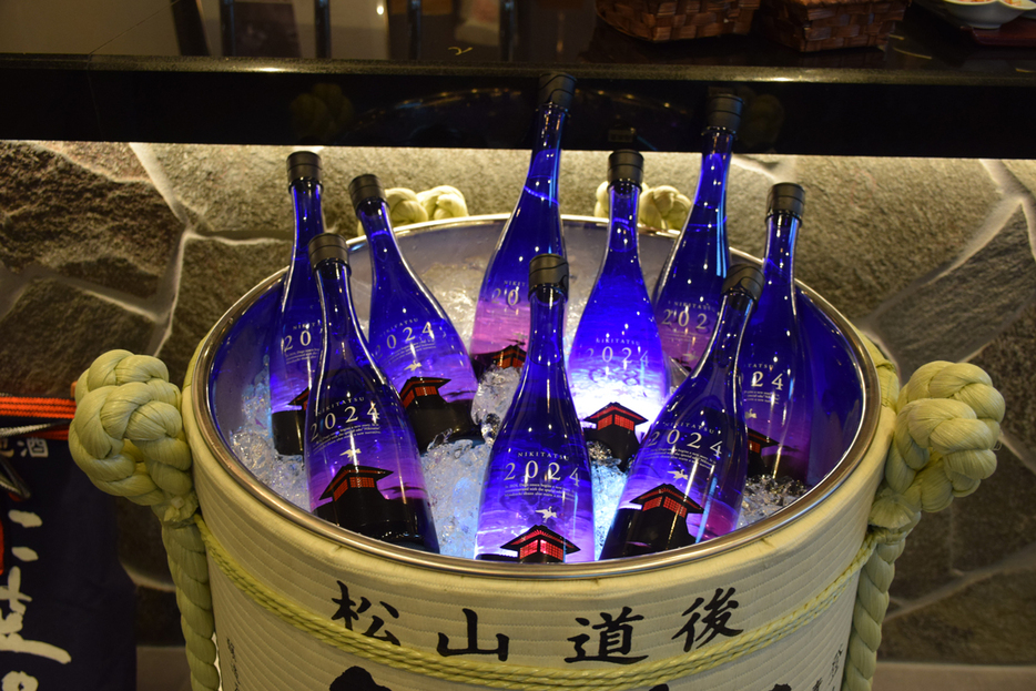 道後温泉本館の全館営業再開を祝して発売される日本酒「ＮＩＫＩＴＡＴＳＵ　２０２４」＝１日、松山市