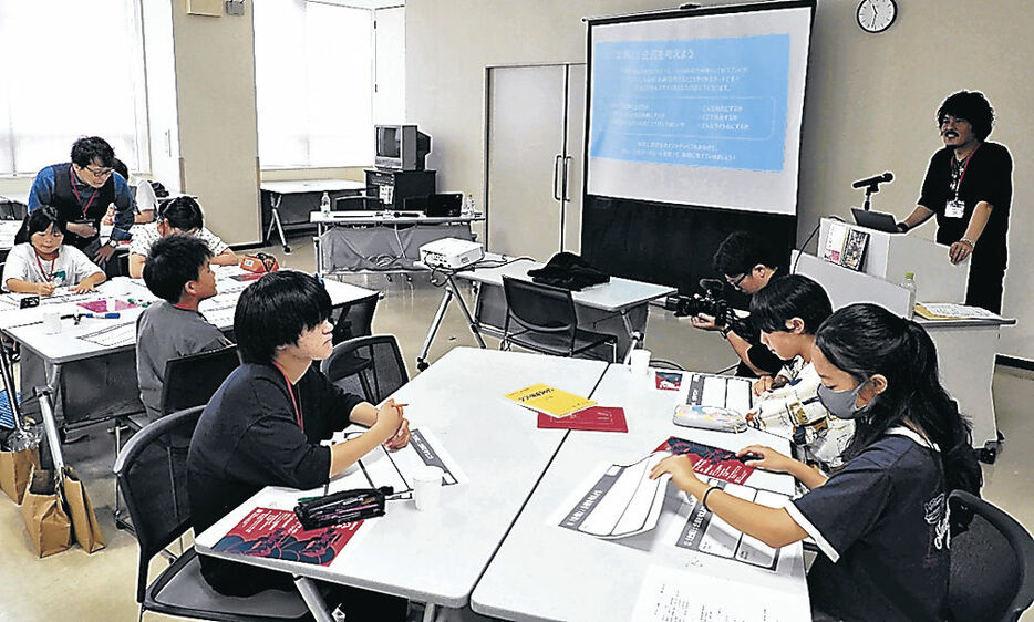 企画を考える参加者＝高岡市生涯学習センター