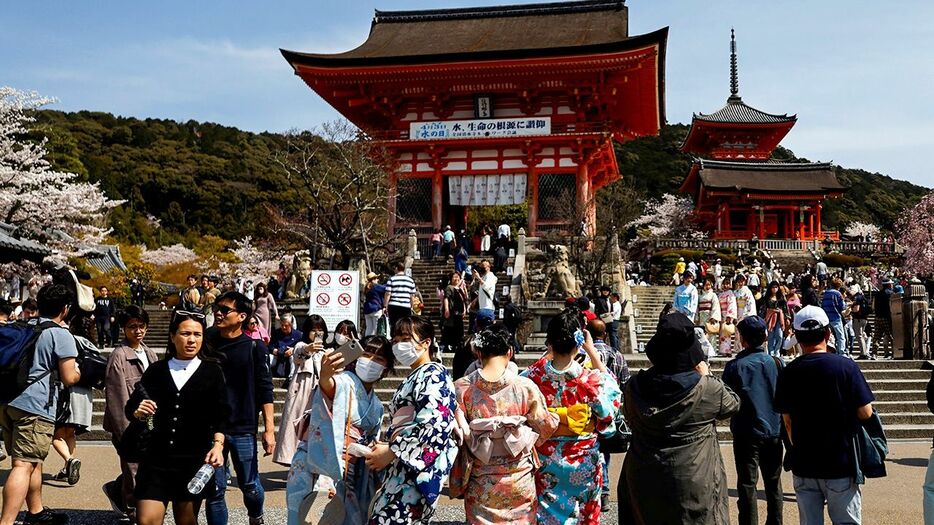 観光客でにぎわう京都・清水寺。オーバーツーリズム問題の本質と、欠けていた視点はどこにあるのか（ロイター）