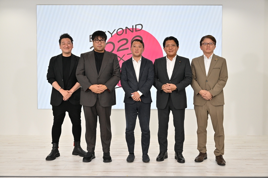 左から堀潤氏、中川悠介氏、横山氏、平井卓也氏、「BEYOND 2020 NEXT FORUM」代表幹事の一木広治氏