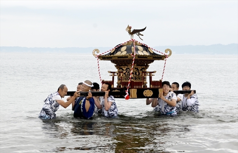 １４年ぶりに海上渡御を行う若衆