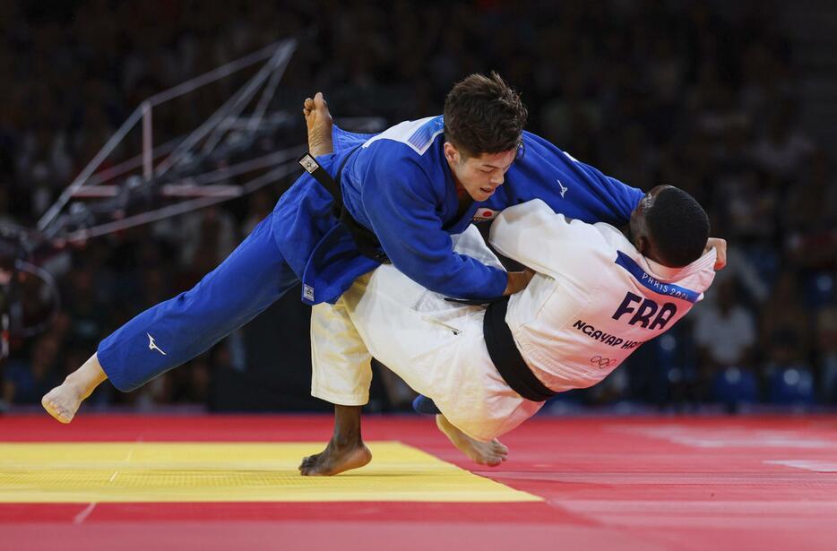 男子90キロ級準決勝　フランス選手から技ありを奪い、合わせ技で一本勝ちした村尾三四郎＝パリ（共同）