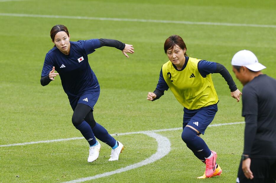 サッカー女子1次リーグのブラジル戦に向け、調整する北川（左）と林＝ナント（共同）