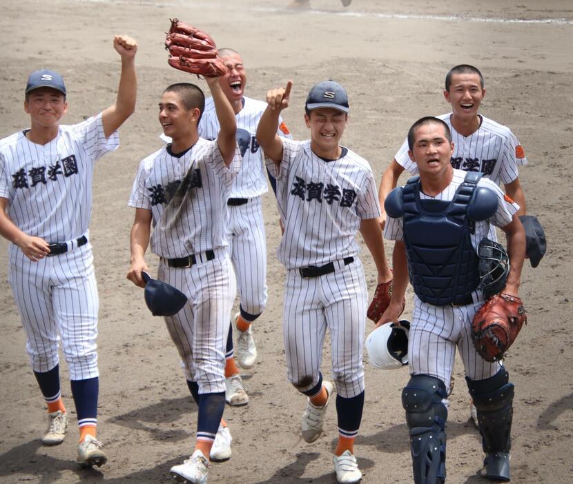 優勝を喜ぶ滋賀学園の選手たち