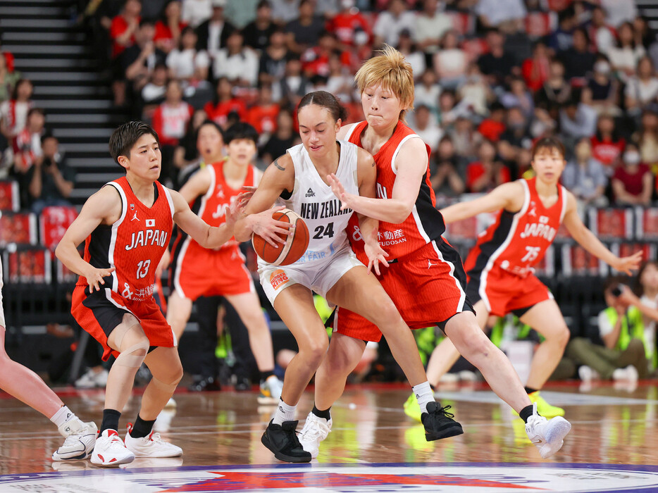 パリ五輪に向けたバスケットボール女子の国際強化試合は４日、東京・有明アリーナで行われ、日本は、ニュージーランド（ＮＺ）に１２５―５７で快勝した。写真は第３クオーター、競り合う高田（中央右）。