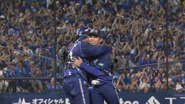 完封勝利しバッテリーの山本祐大選手と喜び合うDeNAの東克樹投手