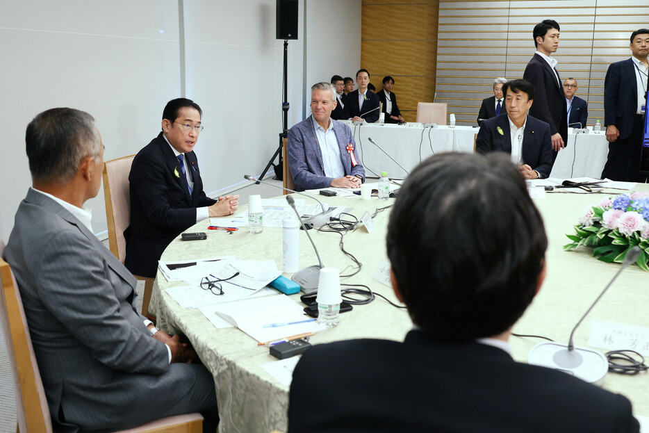 ＧＸ２０４０リーダーズパネルで発言する岸田文雄首相（左から２人目）＝２日午前、首相官邸