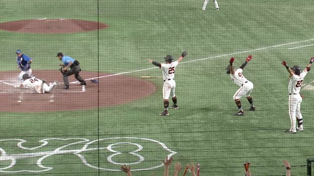 6回大城卓三選手がホームイン　岡本和真選手ら3人ともセーフアピール（画像:日テレジータス）