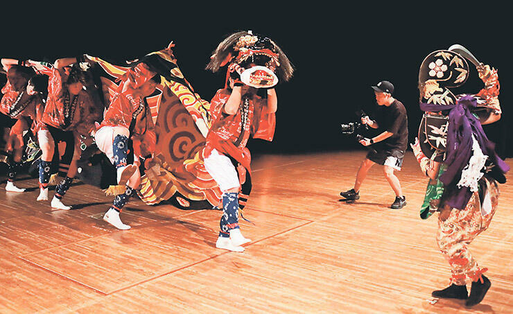 撮影で勇壮な演舞を披露する法土寺町獅子舞保存会