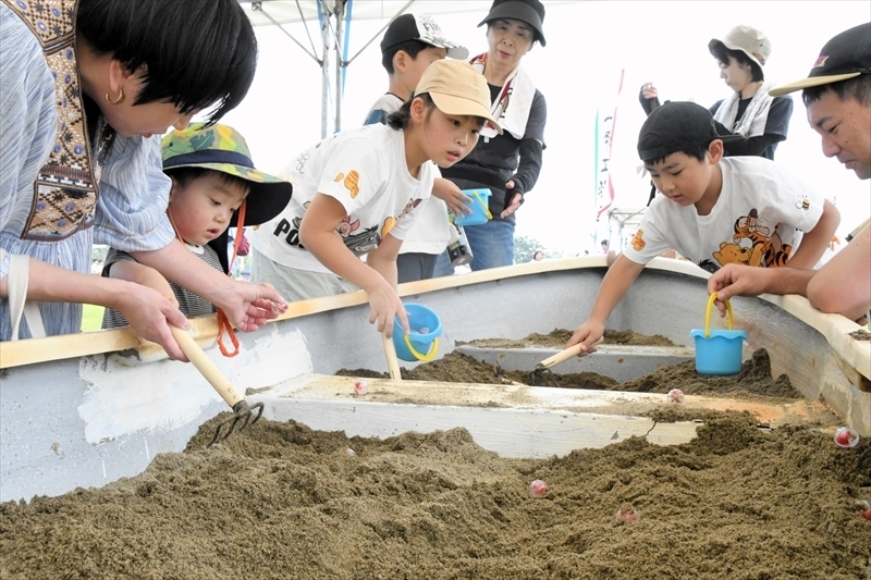 潮干狩り風宝探しに熱中する参加者