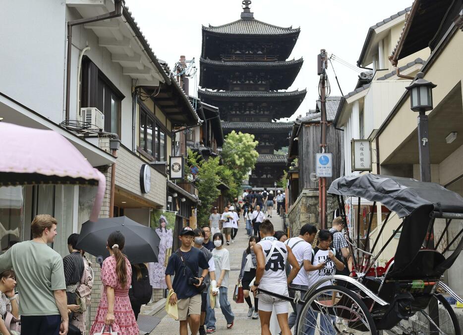 訪日客らでにぎわう京都市内＝6月