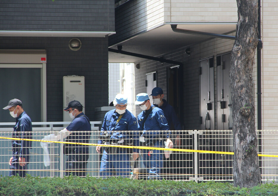 東京都練馬区のアパートのゴミ箱に生後間もない男児が置き去りにされた事件。写真は、男児が生まれた部屋を現場検証する警視庁の捜査員＝３日午後