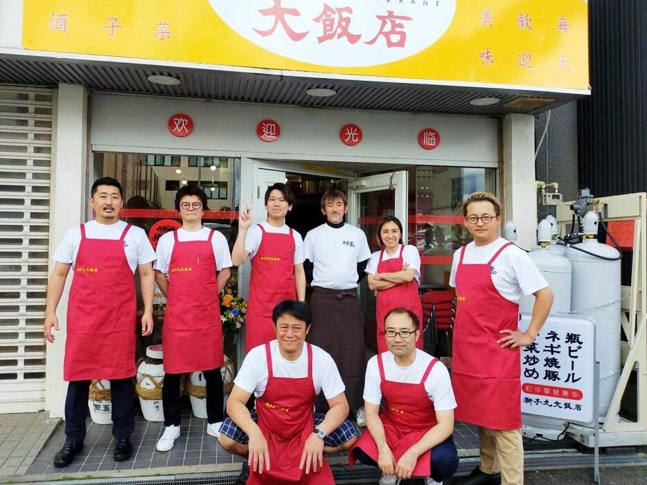 秋田駅前に開店した中華料理店「獅子丸大飯店」（秋田市中通4）と姉妹店のスタッフ