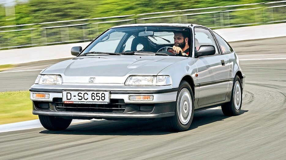 HONDA CRX（日本名ホンダ CR-X）はシビックをベースにフェンダーなど複合素材を使って軽量化されたコンパクトスポーツクーペだった。