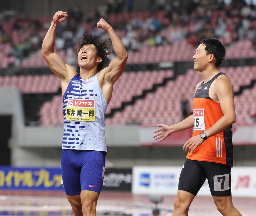 男子１００メートルで優勝しガッツポーズする坂井（右は２位の東田、カメラ・岩田　大補）