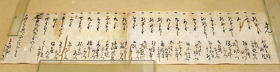 常設展示された吉田屋窯の色絵磁器の値段を記した古文書
