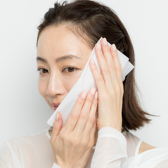 【梅雨時や猛暑日の皮脂崩れ対策】ちょっと待って！ 下地を塗る前に肌の「湿度管理」が大切です〔大人メイクの基本〕