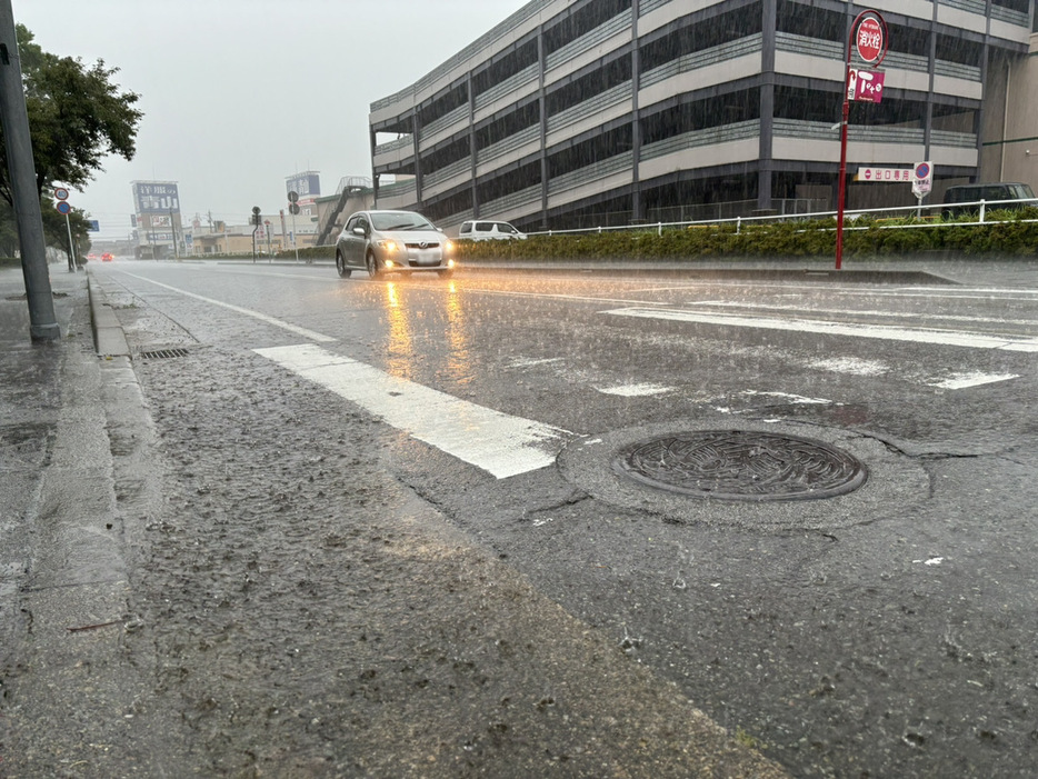 激しい雨が降る福井県福井市内＝7月1日午前6時10分ごろ、福井市大和田2丁目