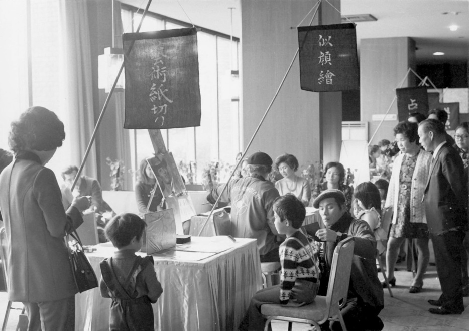 ホテルニューオータニの「お正月プラン」を利用する人たち＝1966年、東京都千代田区
