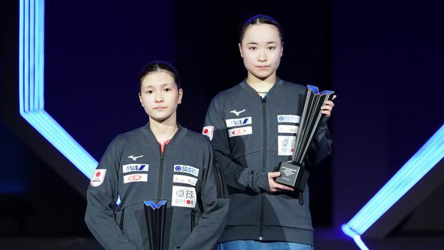 シングルス準優勝の橋本帆乃香選手(左)、優勝した伊藤美誠選手(右)〈写真：アフロ〉