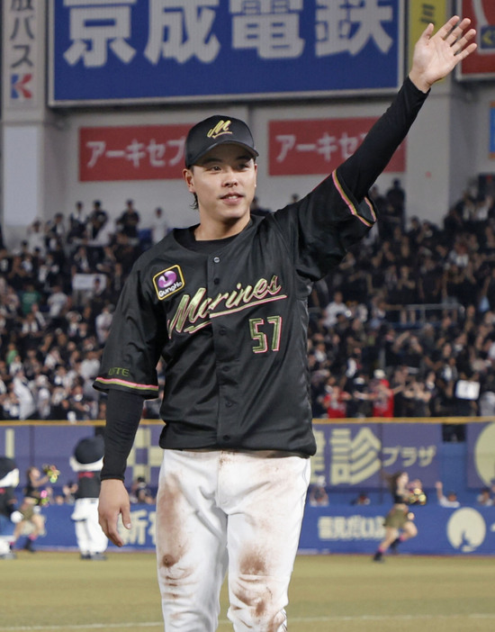 西武に勝利し、歓声に応えるロッテ・小川＝ZOZOマリン