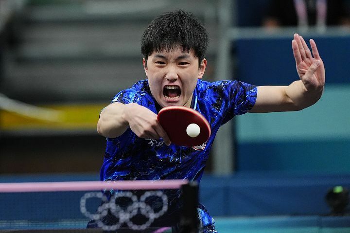 シングルス１回戦をストレートで勝ち上がった張本。(C) Getty Images