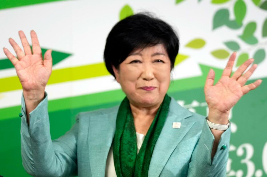 東京都知事選挙で3選確実の小池氏（写真：AP/アフロ）