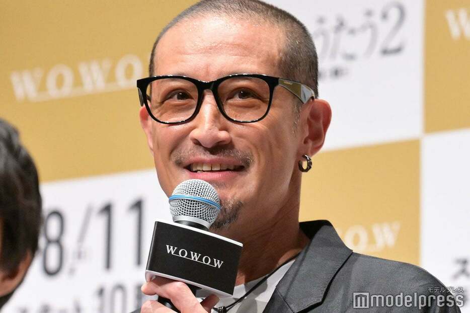 丸刈り姿お披露目の松岡昌宏