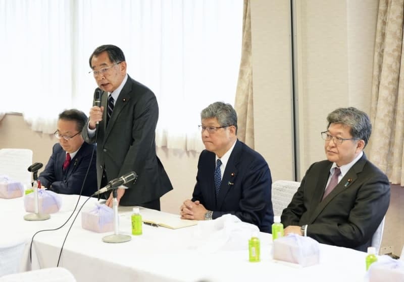 自民党安倍派の会合であいさつする塩谷立氏（左から２人目）＝２０２３年１２月７日、東京・永田町の党本部