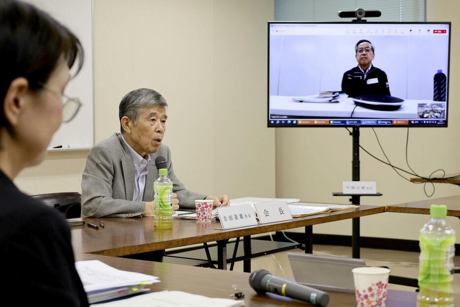 熊本市交通局の路面電車の相次ぐトラブルで設置された検証委で発言する吉田道雄会長（奥）＝25日午後、熊本市