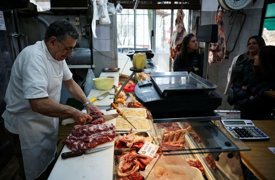 精肉店で肉をさばく様子＝6月10日、アルゼンチン・ブエノスアイレス（ロイター＝共同）