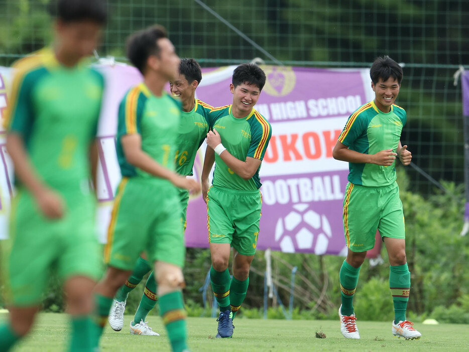 後半28分、帝京長岡高CB下田蒼太朗(3年=A.CアスミJrユースFC出身、3番)がこの日2点目のゴールに笑顔(Manabu TAKAHASHI)