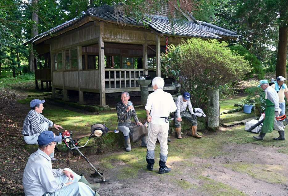 境内の掃除を終えひと息つく住民＝南九州市川辺の九玉神社