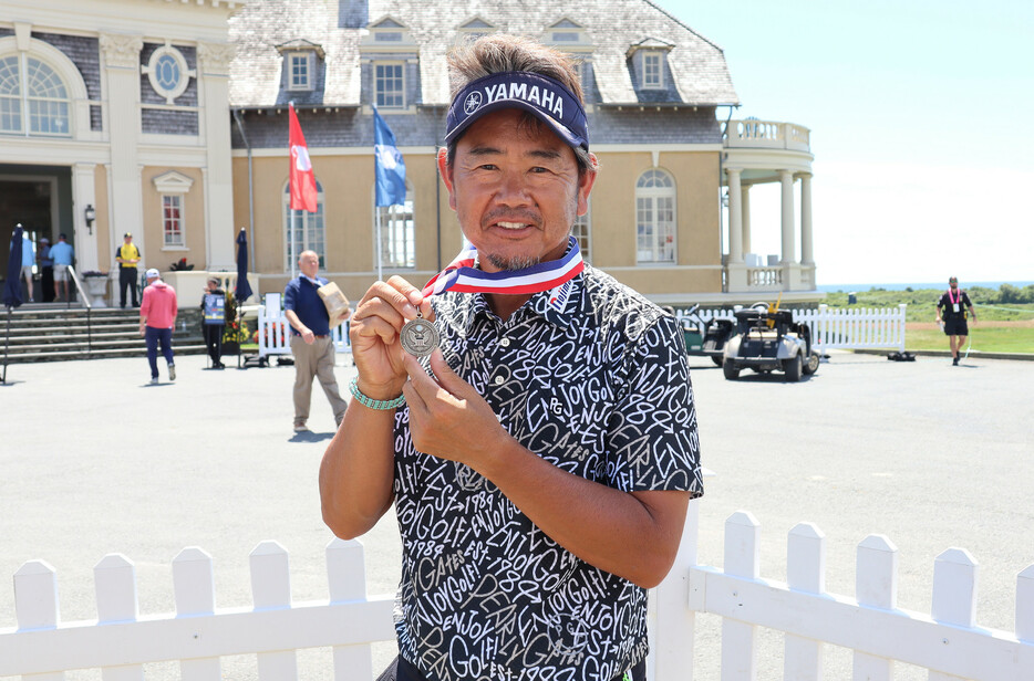 全米シニアオープンゴルフ。メダルを手に撮影に応じる２位の藤田寛之＝１日、米ロードアイランド州ニューポート