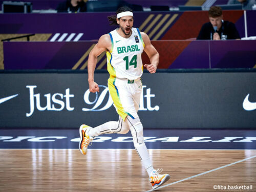 第4クォーターに躍動したブラジル代表のレオナルド・メインデル [写真]＝fiba.basketball