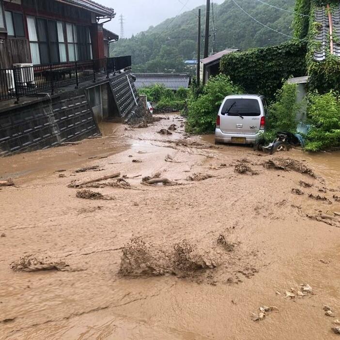 土砂崩れ現場周辺の様子（米原市提供）