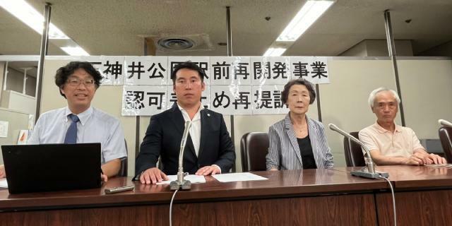 判決後に記者会見する原告と代理人弁護士ら