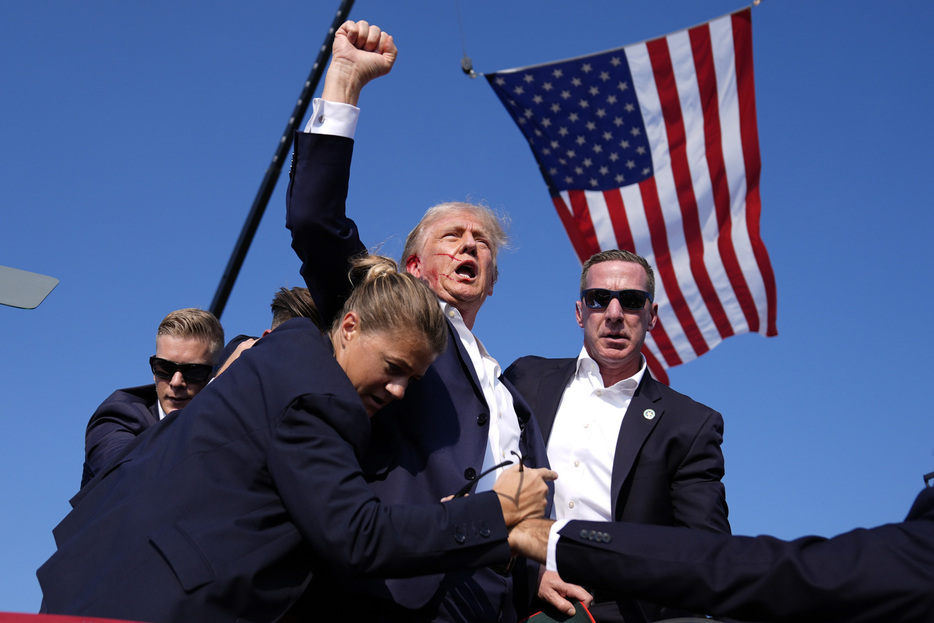 狙撃されてなお、こぶしを突き上げるトランプ前大統領（AP Photo/Evan Vucci/aflo）