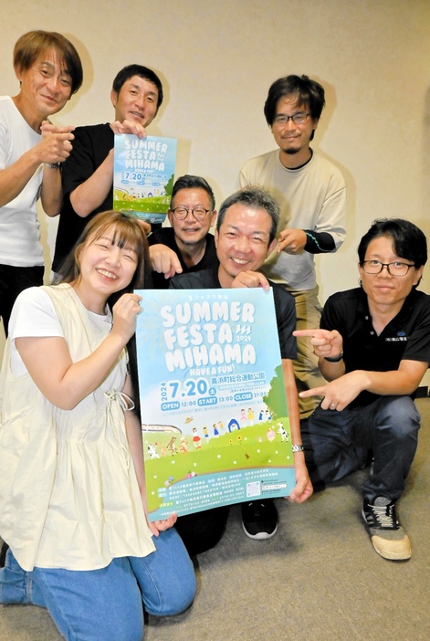 「SUMMER FESTA MIHAMA 2024 HAVE A FUN！」開催に向け、ミラカナで運営資金を募っている実行委メンバー＝福井県美浜町松原