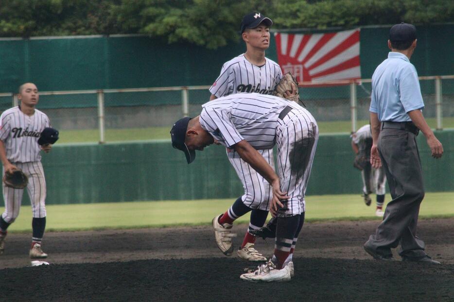 敗退し肩と落とす神谷虎之介投手