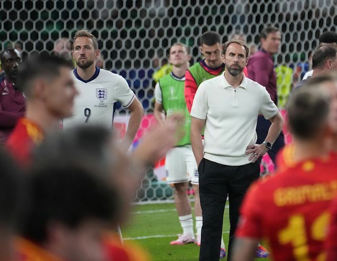 決勝でスペインに敗れ、茫然と立ち尽くすサウスゲイト（右）。彼の後任には誰が就任するのだろうか。(C)Getty Images