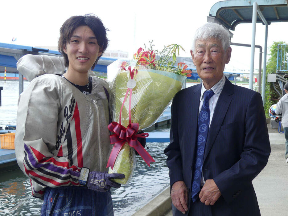 第9回加藤峻二杯を逃げ切って地元戸田初Vを飾った石田貴洋（左）は、その加藤さんに花束を渡され祝福され満面の笑み