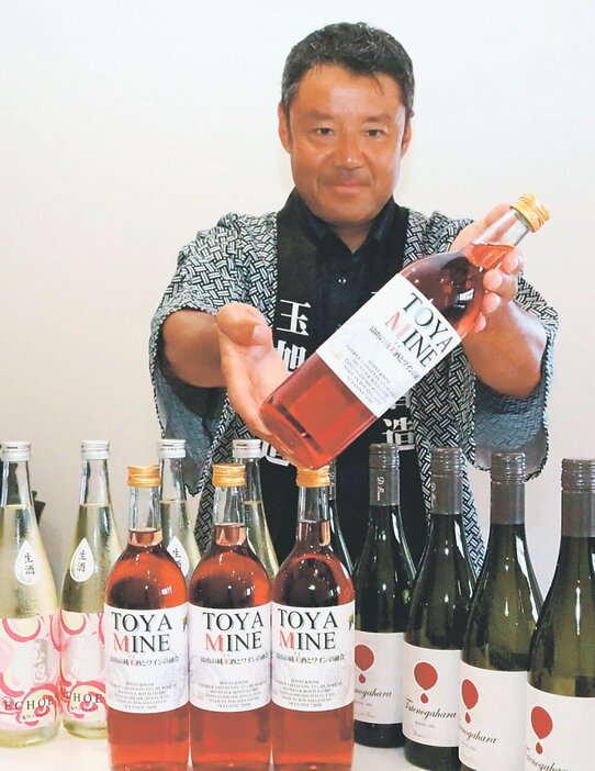 日本酒とワインのブレンド酒を手にする玉生社長