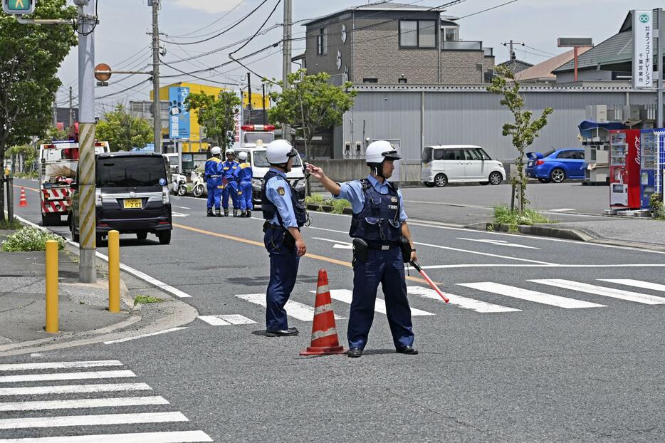 軽乗用車と歩行者の事故があった交差点＝9日午後0時9分、千葉県市原市