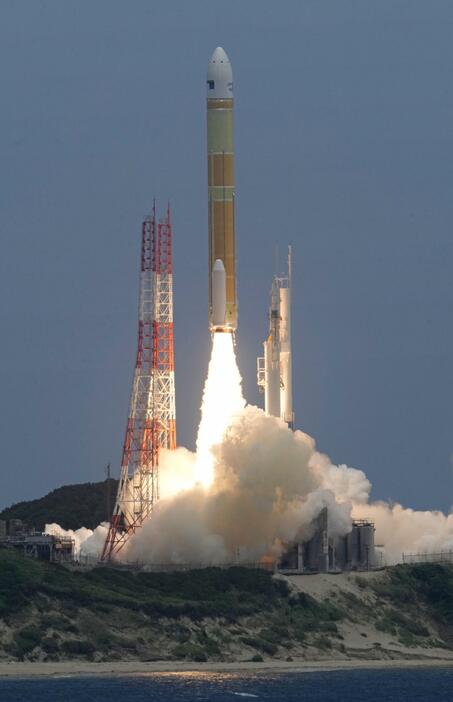 地球観測衛星「だいち4号」を載せ、鹿児島県の種子島宇宙センターから打ち上げられるH3ロケット3号機＝1日午後0時6分
