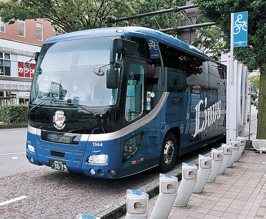 ９月に２０便が運休する富山―東京間を走行する高速バス＝富山駅周辺