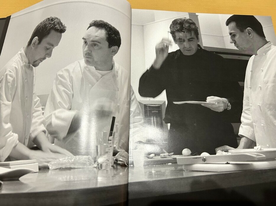 ▲ 料理本「el Bulli1998~2002 」より。左から2番目がフェラン・アドリア、右から2番目がジュリ・ソレール